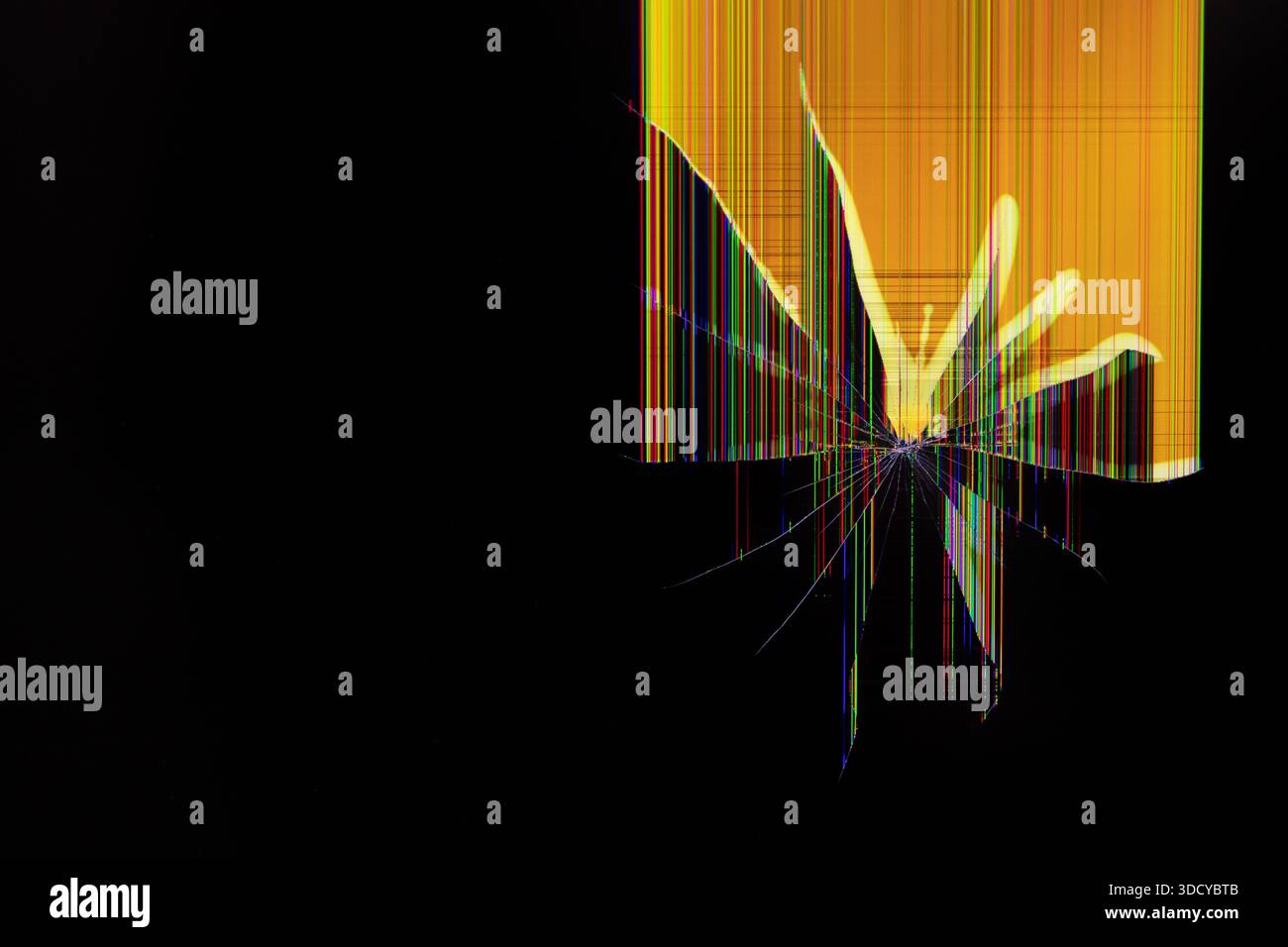 Eine Nahaufnahme eines beschädigten elektronischen Displays, das abstrakte gelbe Elemente, leuchtende gebrochene Pixel und Spinnennetzrisse zeigt, was zu technischem Versagen führt Stockfoto