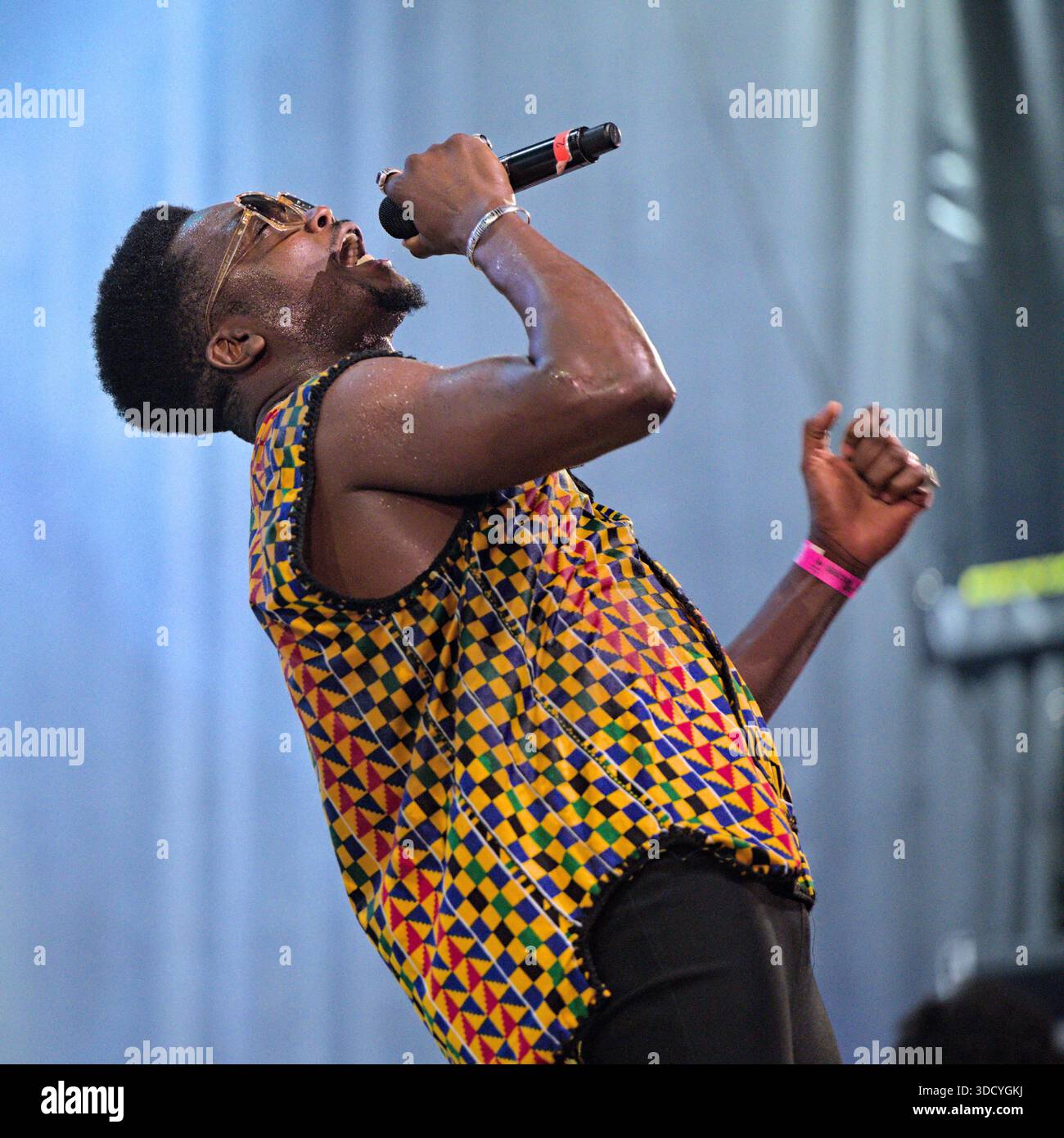 FRANKREICH, VIC FEZENSAC, 29.07.2023.Cimafunk, nominiert für die Grammy Awards 2023 in der afro-kubanischen Kategorie, trat auf der Tempo Latino Bühne auf. Stockfoto