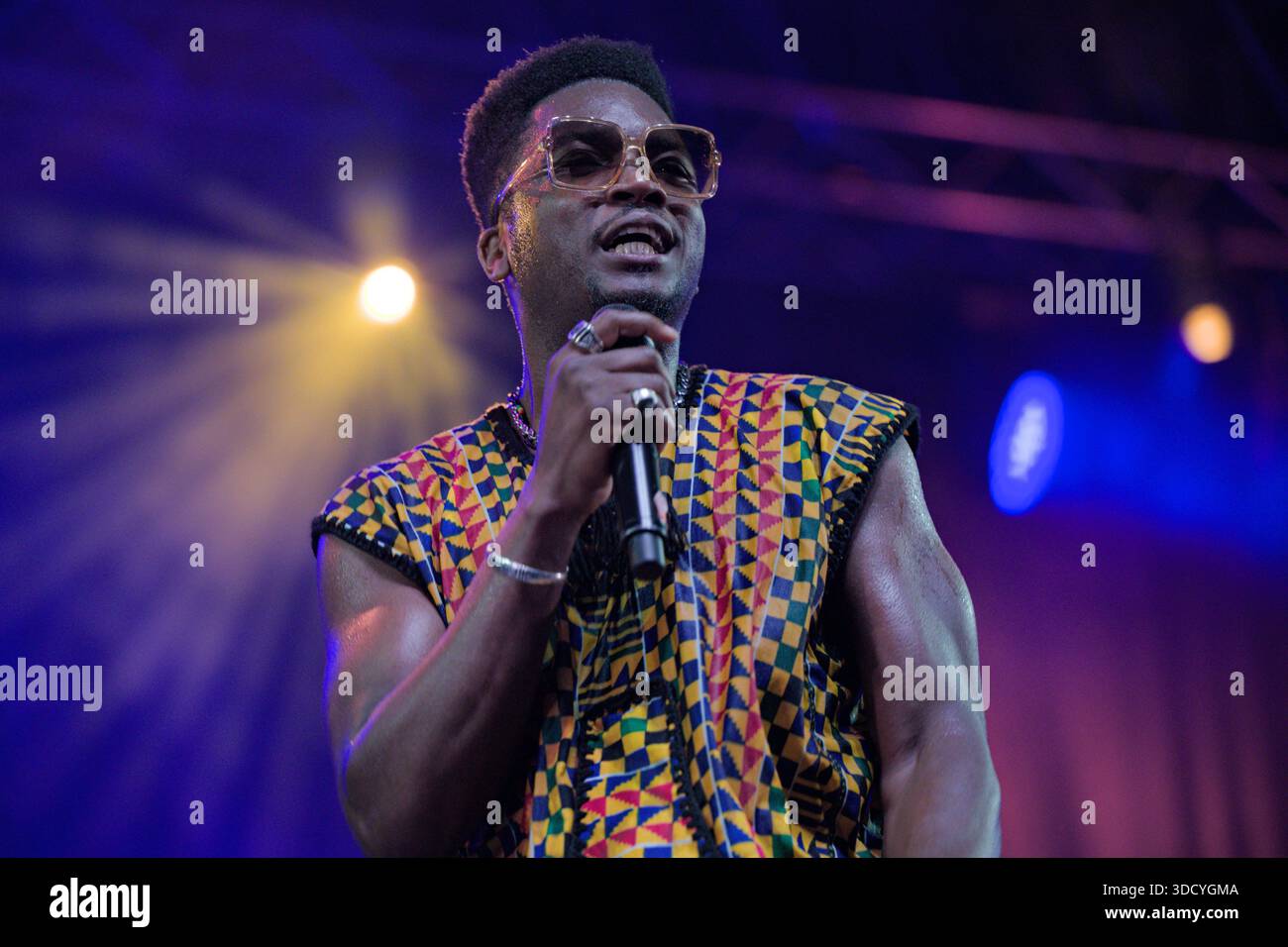 FRANKREICH, VIC FEZENSAC, 29.07.2023.Cimafunk, nominiert für die Grammy Awards 2023 in der afro-kubanischen Kategorie, trat auf der Tempo Latino Bühne auf. Stockfoto