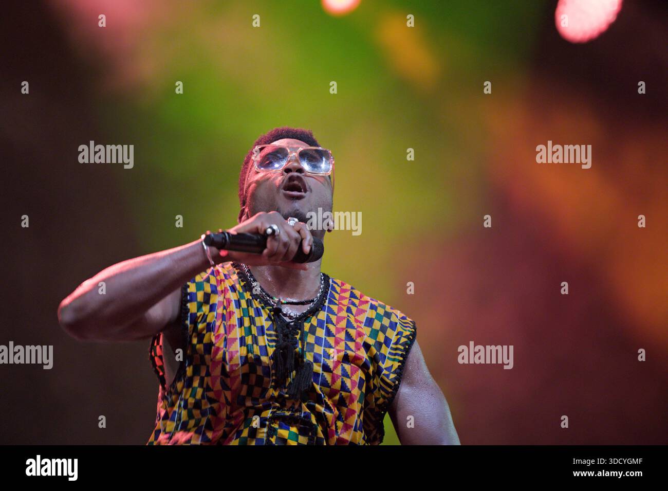 FRANKREICH, VIC FEZENSAC, 29.07.2023.Cimafunk, nominiert für die Grammy Awards 2023 in der afro-kubanischen Kategorie, trat auf der Tempo Latino Bühne auf. Foto Stockfoto