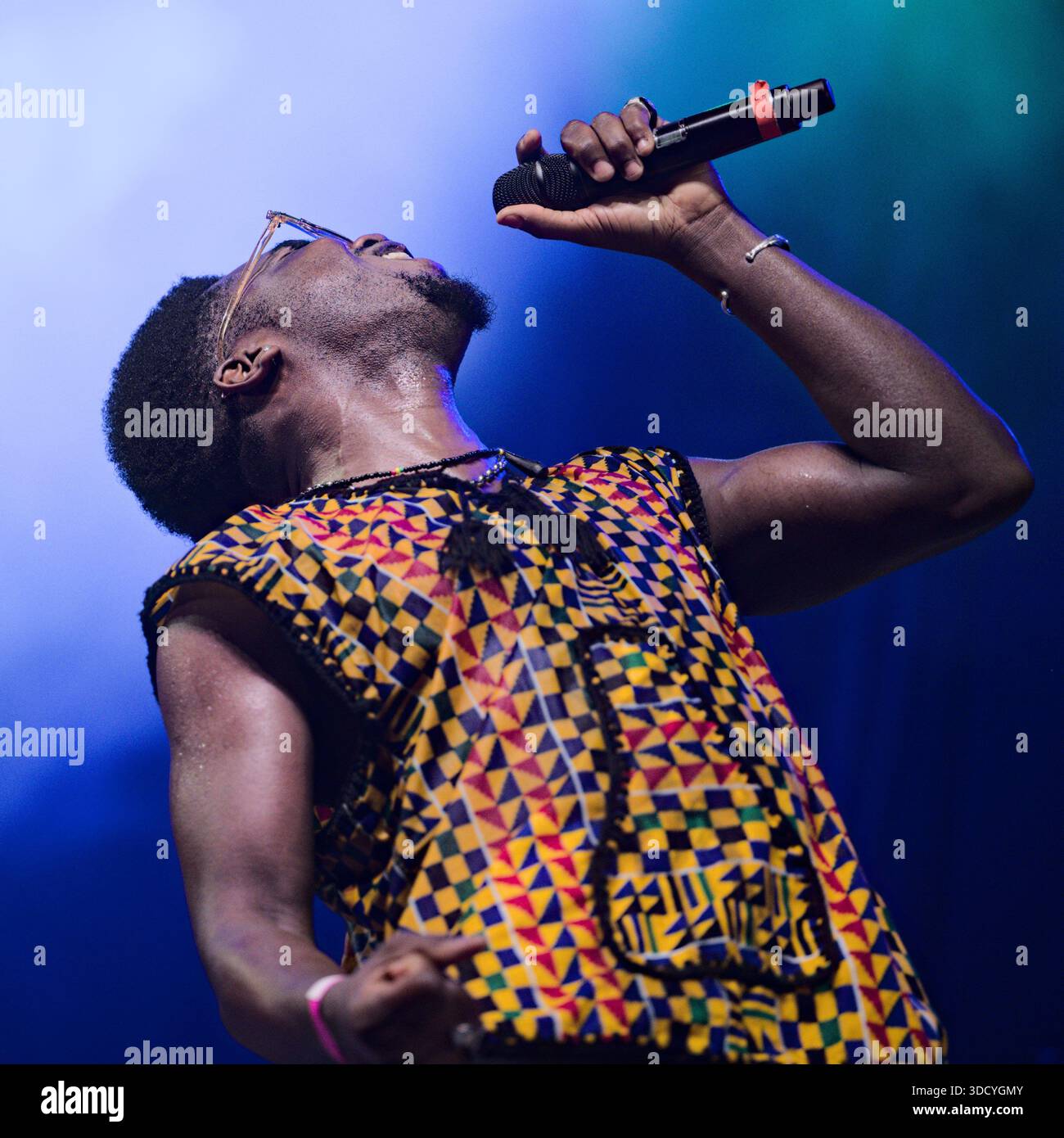 FRANKREICH, VIC FEZENSAC, 29.07.2023.Cimafunk, nominiert für die Grammy Awards 2023 in der afro-kubanischen Kategorie, trat auf der Tempo Latino Bühne auf. Foto Stockfoto