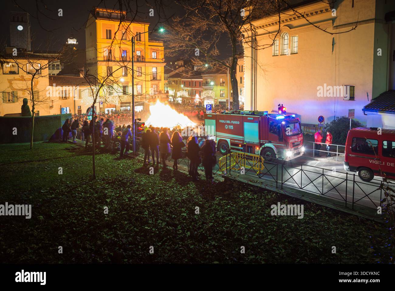 Großes Lagerfeuer bei Nacht, für ein altes Volksfest in Varese, Italien. Lagerfeuer des Heiligen Antonius (sant'Antonio). Wichtiges und traditionelles Lagerfeuer Stockfoto