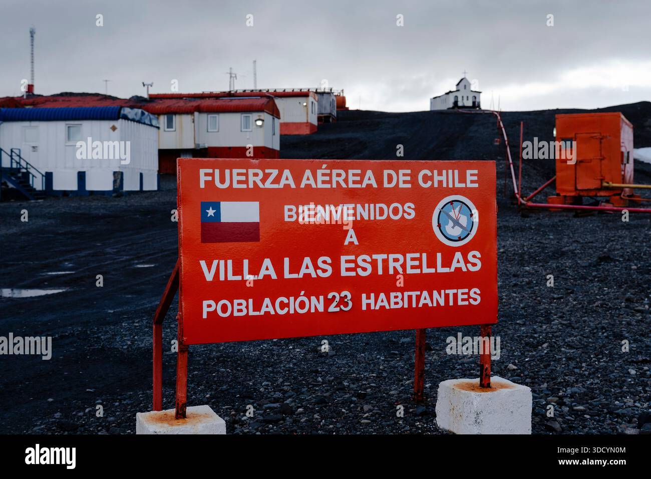 Schild heißt Besucher willkommen in der Villa Las Estrellas, einer chilenischen Siedlung auf King George Island, Antarktis. Stockfoto