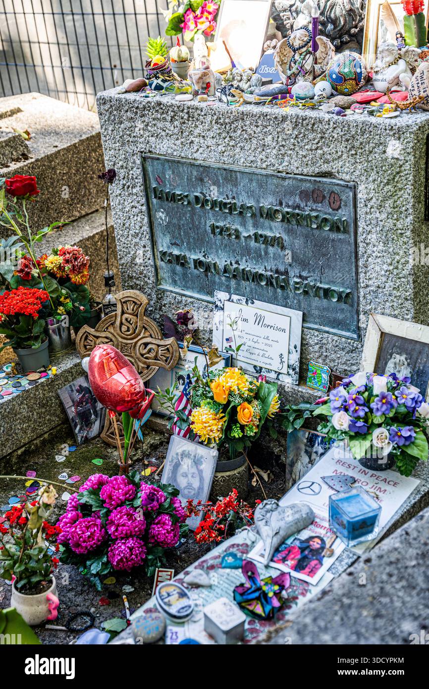 Grab von Jim Morrison, legendärer Sänger der Türen, geschmückt mit zahlreichen Angeboten von Fans auf dem historischen Friedhof Père Lachaise in Paris, Frankreich Stockfoto