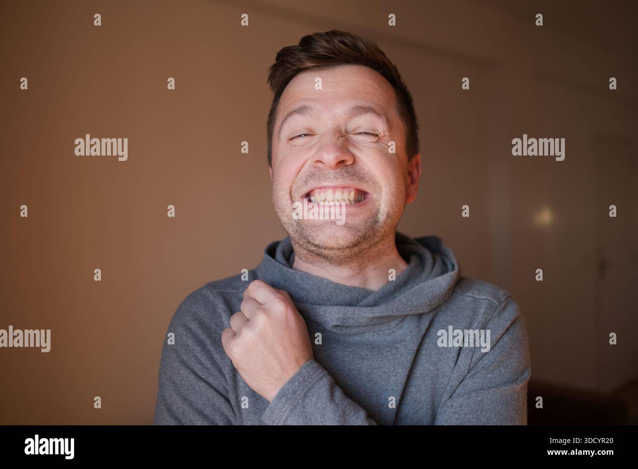 Fake smile -Fotos und -Bildmaterial in hoher Auflsung  Alamy