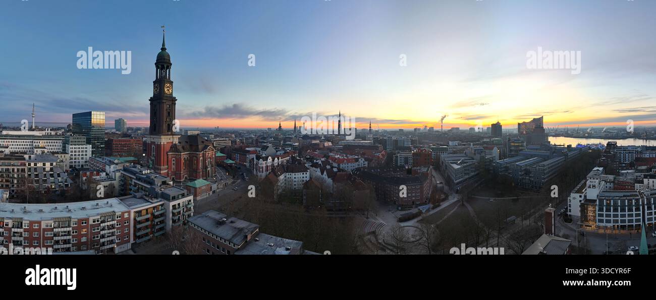 Breitbild-Luftbild des berühmten St. Michaelis Chruch bei Sonnenaufgang in Hamburg Stockfoto