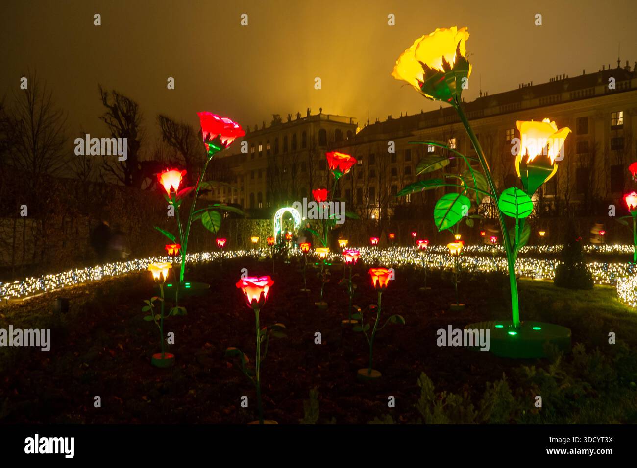 Nebelige Abendszene Mit Glühenden Skulpturen Und Festlicher Beleuchtung Stockfoto