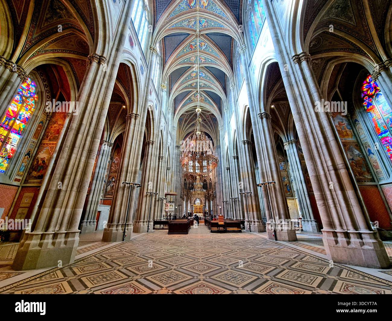 Verziertes Inneres des Hauptschiffs der neogotischen Gelübdekirche in Wien, Österreich Stockfoto