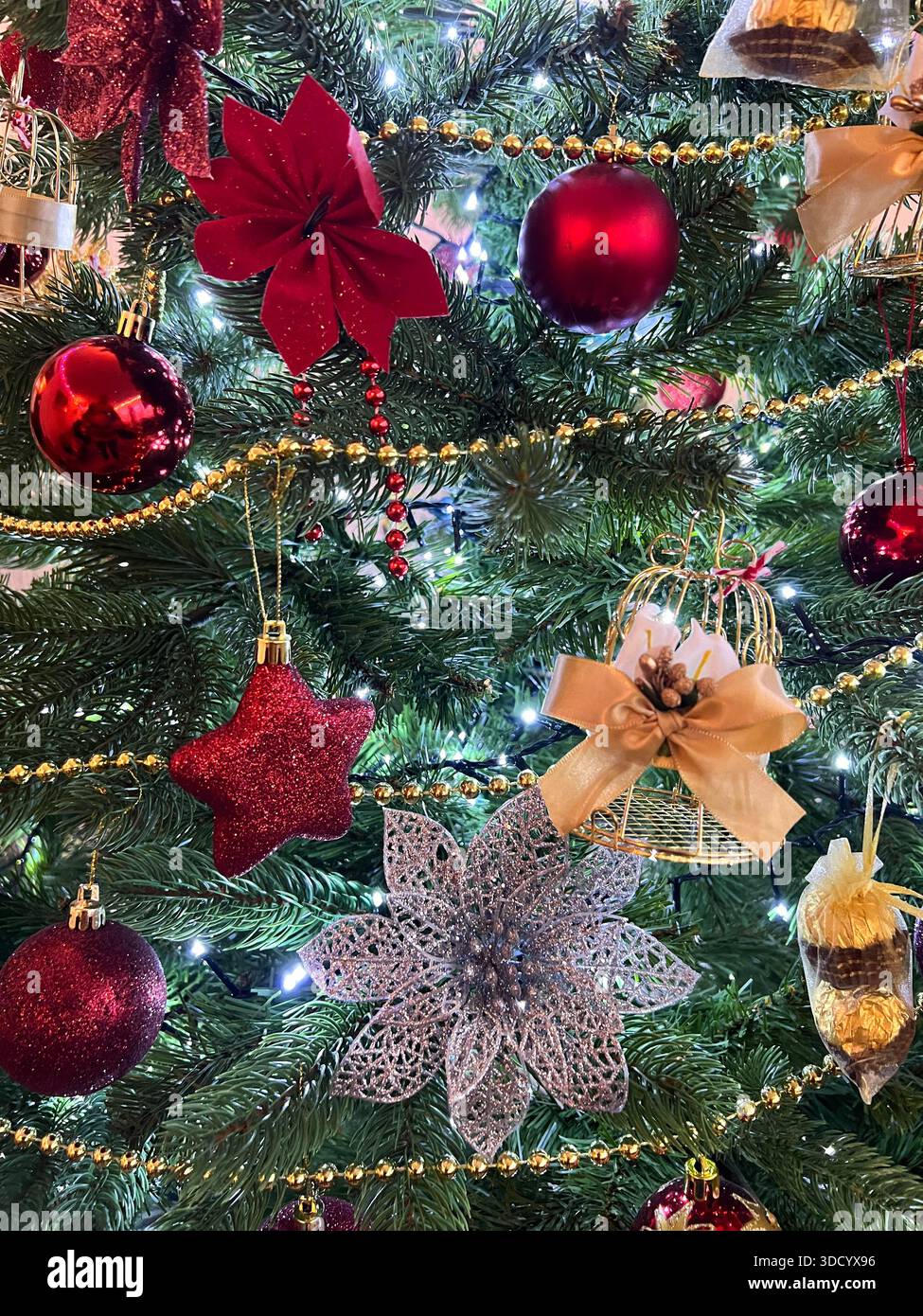 Nahaufnahme von Dekorationen auf einem Weihnachtsbaum - Smartphone-aufgenommenes Stockfoto