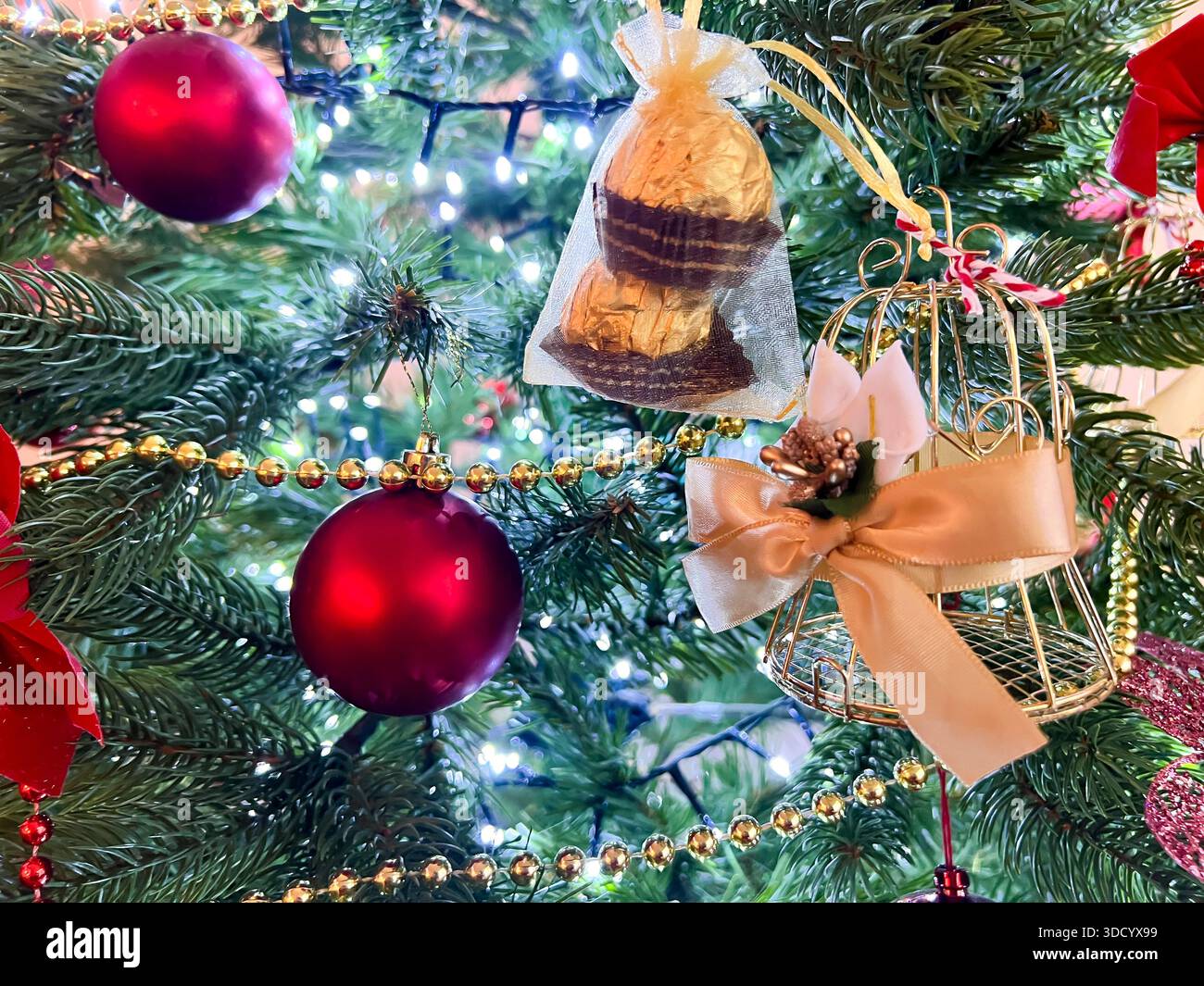 Nahaufnahme von Dekorationen auf einem Weihnachtsbaum - Smartphone-aufgenommenes Stockfoto