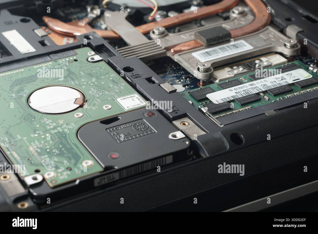 Weitwinkelaufnahme eines offenen Laptops, die die Position der Festplatten- und RAM-Steckplätze zeigt. Ideale Illustration für Artikel zum Speicherupgrade o Stockfoto