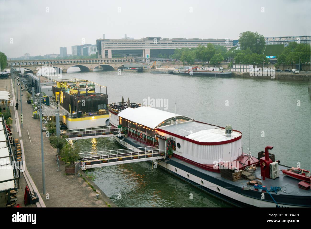 Bercy-Viertel an der seine - Nebel am Morgen in Paris - Stadt der Liebe; Boote zum Strand oder Schwimmen angelegt Stockfoto