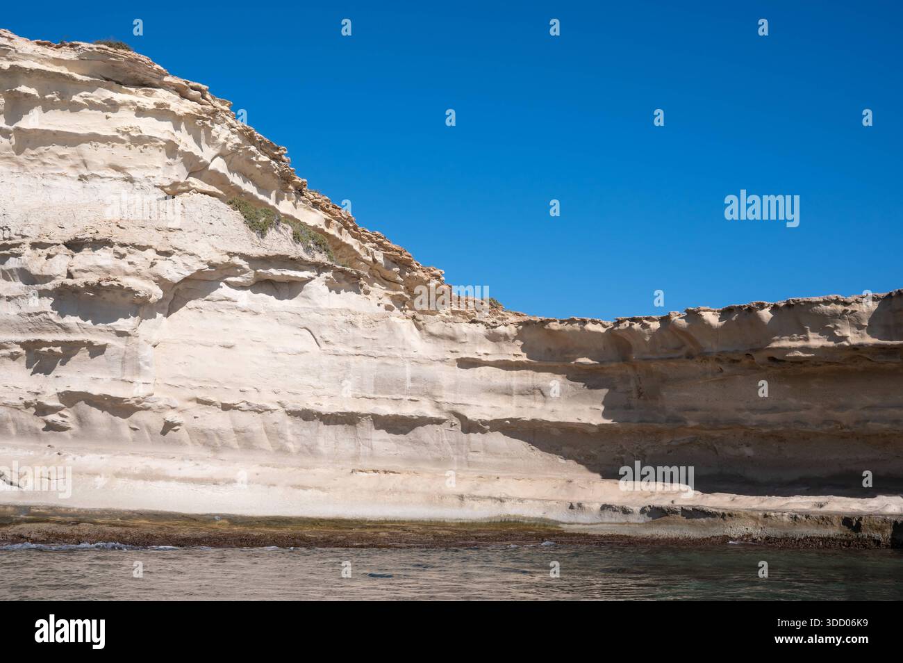 Spektakuläre Kreidefelsen und zerklüftete Kalksteinfelsen der Halbinsel Delimara an der Südostspitze Maltas, fotografiert vom Meer an einem sonnigen Tag Delimara, Malta, 11. Dezember 2025. Stockfoto