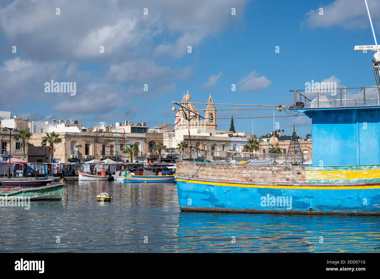 Sommeratmosphäre im Küstendorf Marsaxlokk mit farbenfrohen traditionellen Fischerbooten im alten Hafen Marsaxlokk, Malta, 11. Dezember 2025 Stockfoto