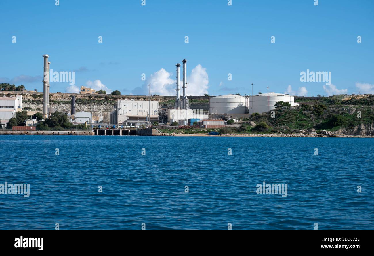 Blick auf den Dorfplatz von Marsaxlokk, weihnachtlich dekoriert, mit festlicher Dekoration und einer warmen, entspannten Atmosphäre Marsaxlokk, Malta, 6. Dezember 2025. Stockfoto