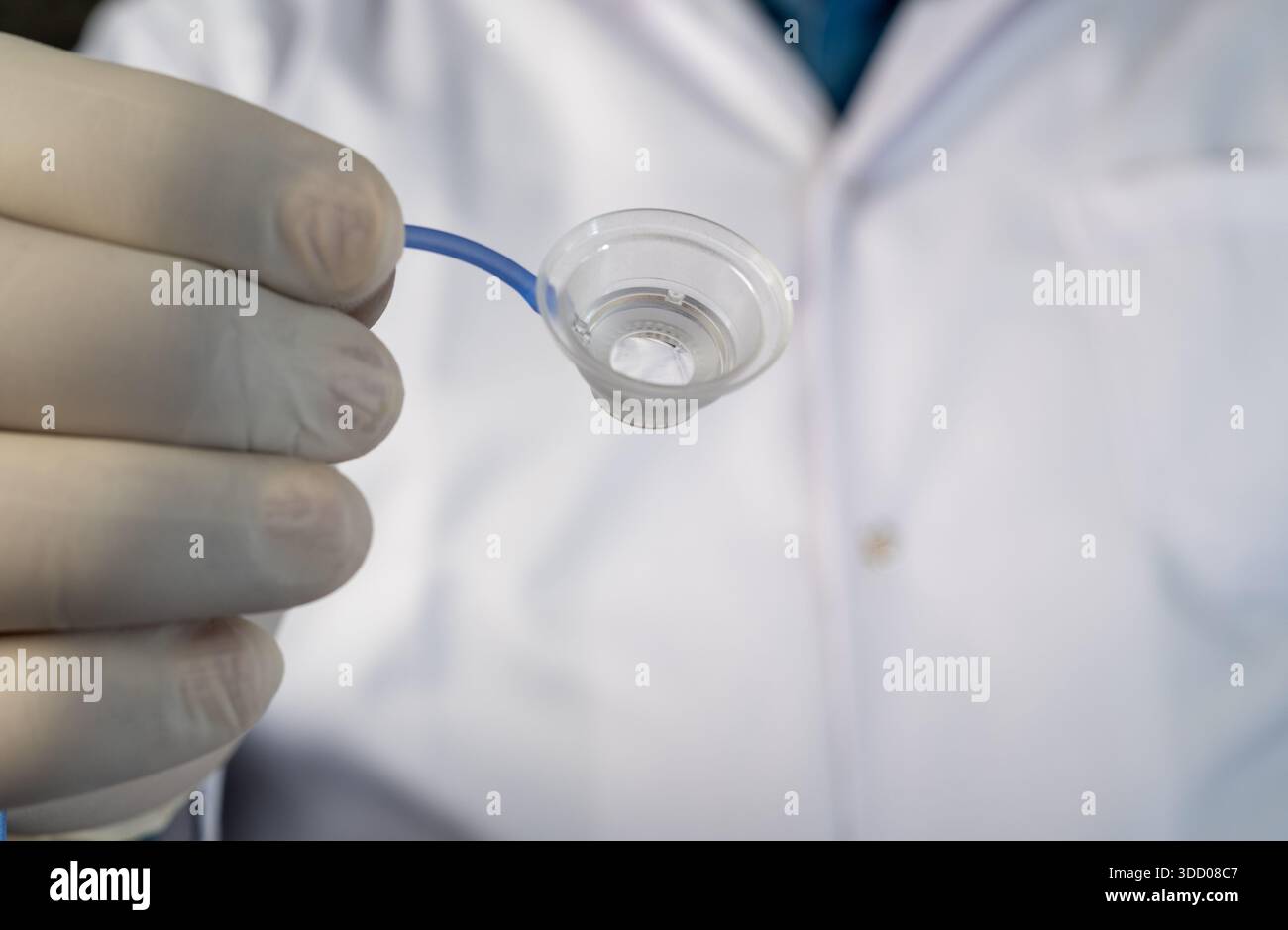 Medizinisches Fachpersonal zeigt VisuMax Behandlungsbecher für refraktive Sehkorrektur Stockfoto