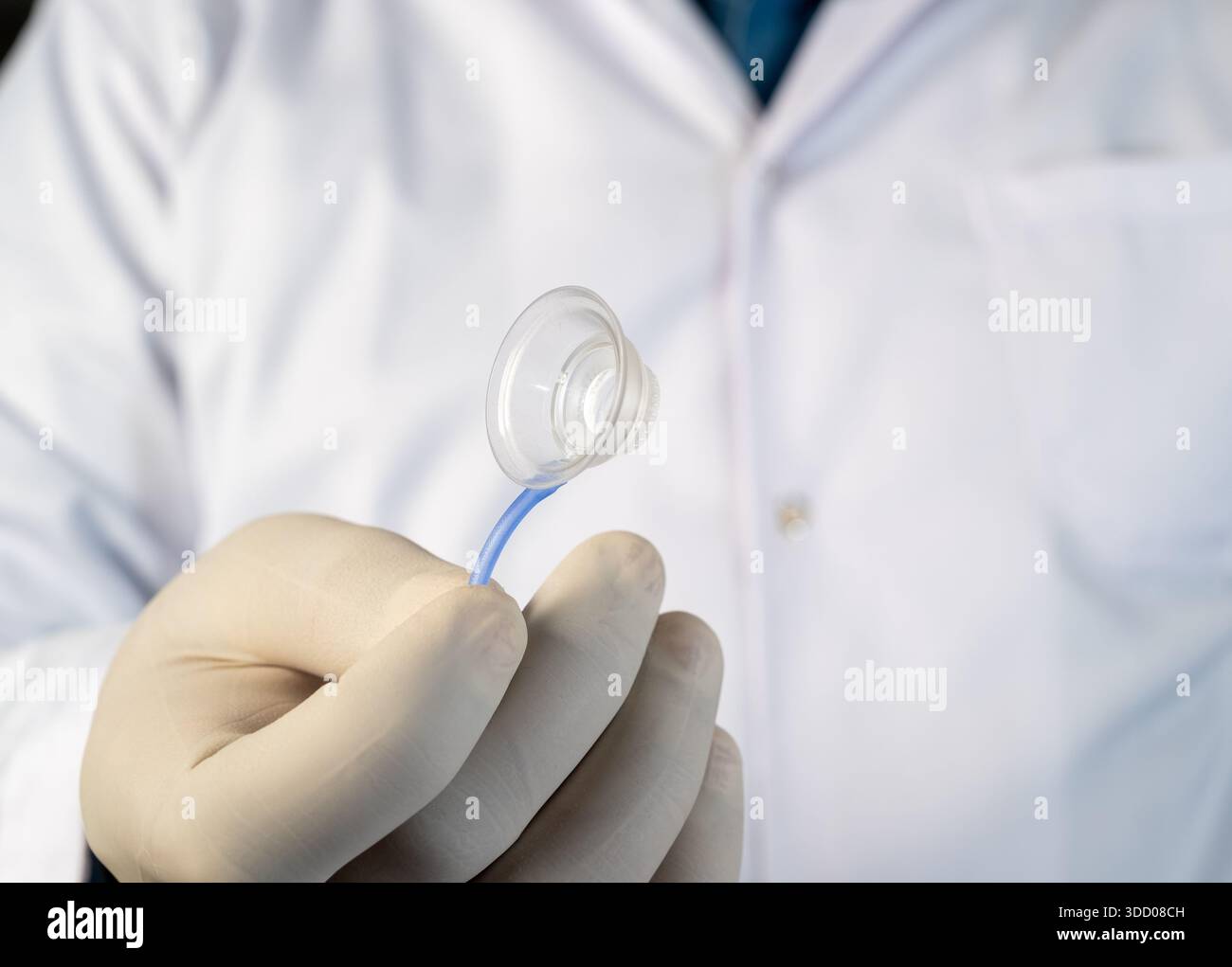Medizinisches Fachpersonal zeigt VisuMax Behandlungsbecher für refraktive Sehkorrektur Stockfoto