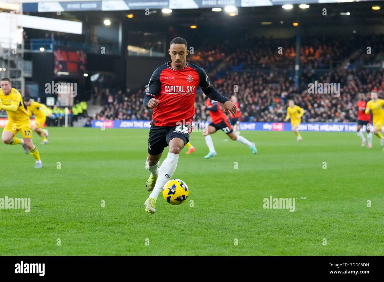 Luton, Großbritannien. Dezember 2025. Cohen Bramall (33) aus Luton Town während des Spiels der Sky Bet League 1 zwischen Luton Town und Wycombe Wanderers in der Kenilworth Road, Luton, England am 26. Dezember 2025. Foto: David Horn. Quelle: Prime Media Images/Alamy Live News Stockfoto