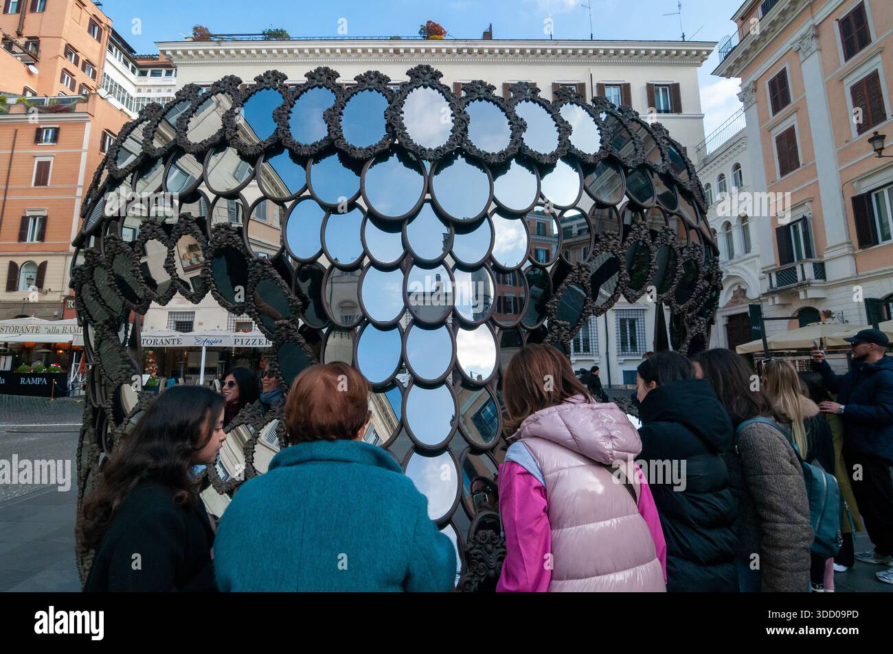 Valentino Garavani und Giancarlo Giammetti Foundation: „Ich werde dein Spiegel sein“, ein Werk der Künstlerin Joana Vasconcelos auf der Piazza Mignanelli, Rom. Stockfoto