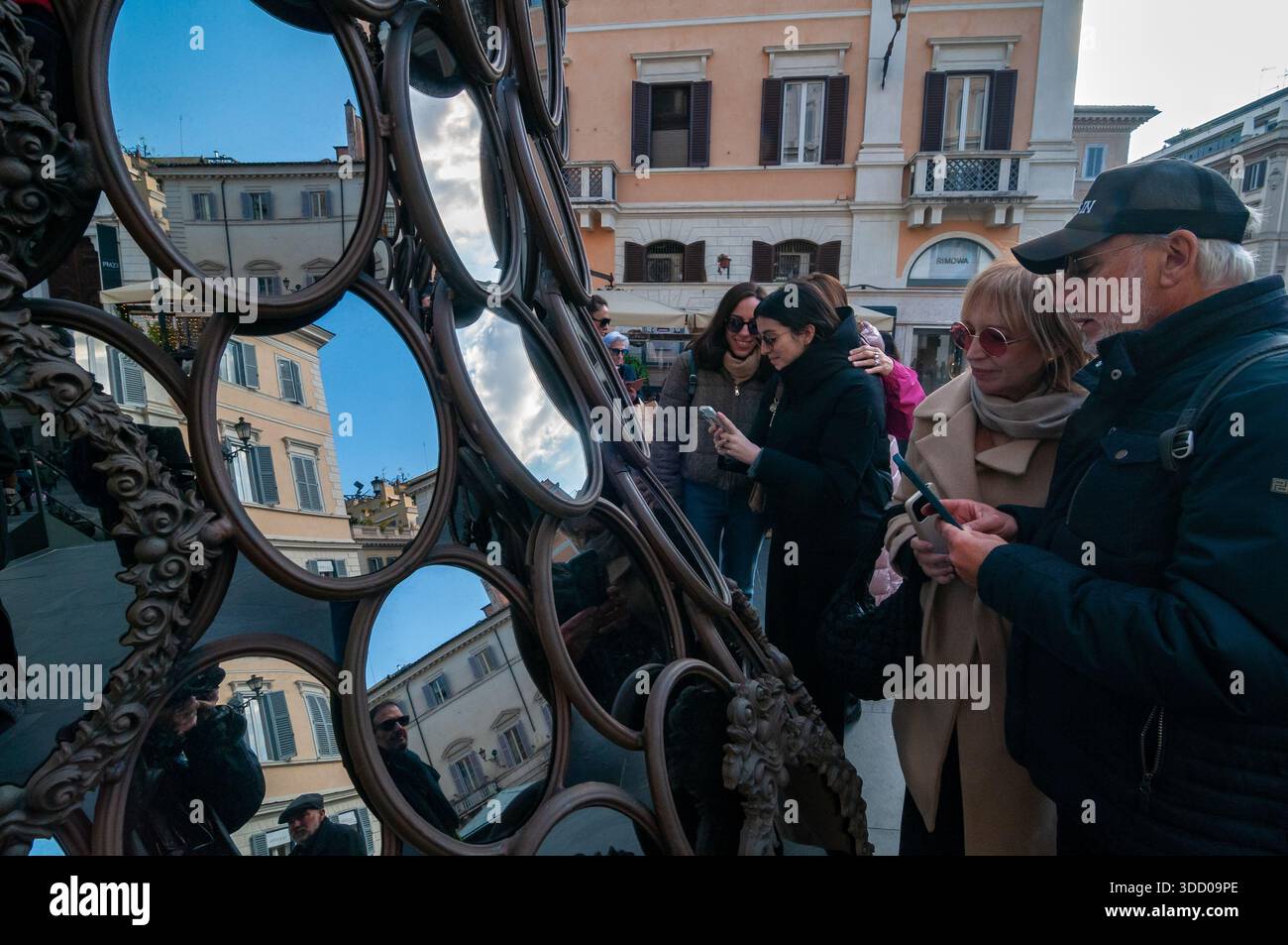 Valentino Garavani und Giancarlo Giammetti Foundation: „Ich werde dein Spiegel sein“, ein Werk der Künstlerin Joana Vasconcelos auf der Piazza Mignanelli, Rom. Stockfoto