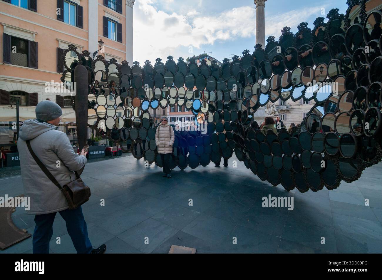 Valentino Garavani und Giancarlo Giammetti Foundation: „Ich werde dein Spiegel sein“, ein Werk der Künstlerin Joana Vasconcelos auf der Piazza Mignanelli, Rom. Stockfoto