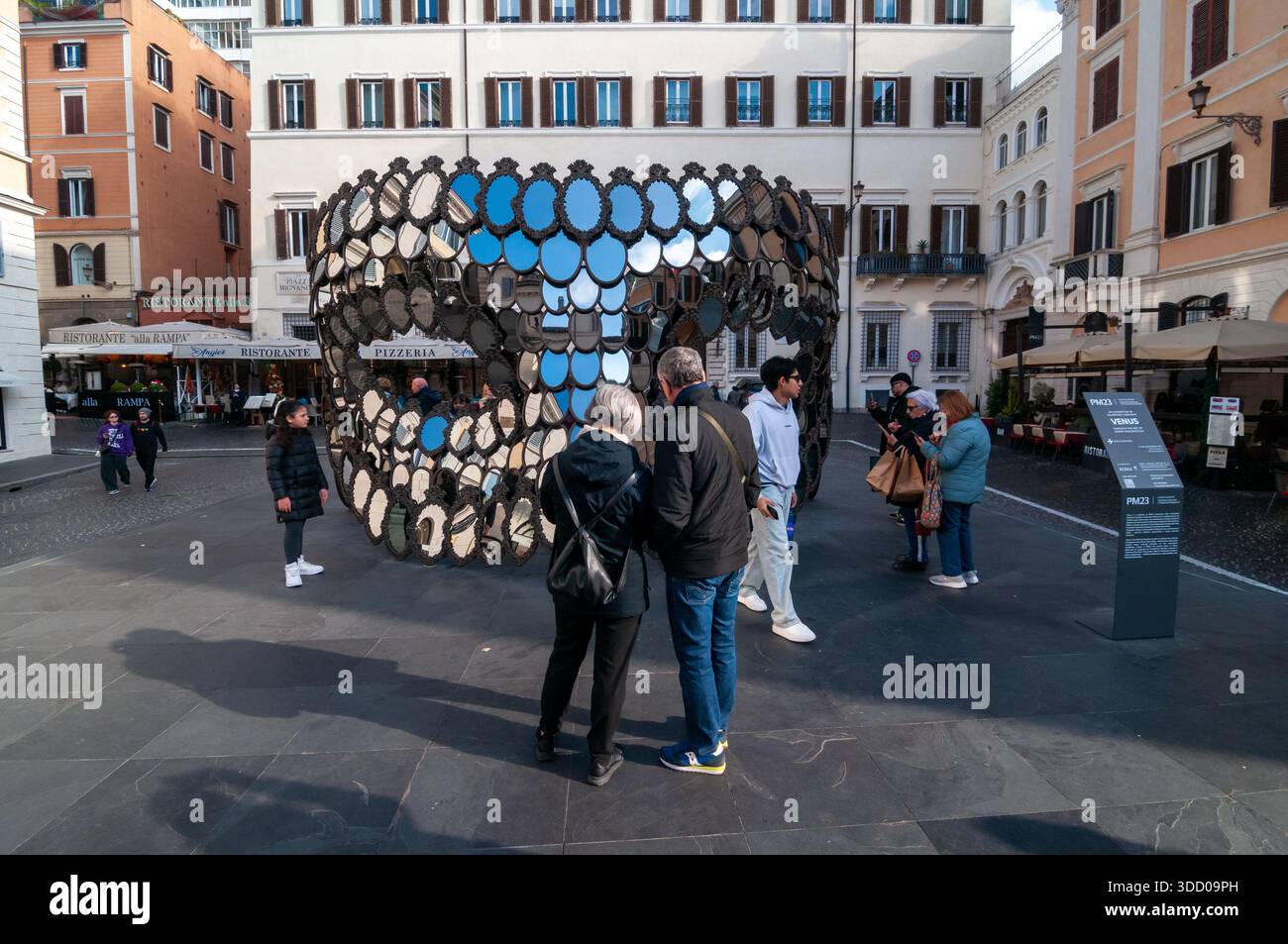 Valentino Garavani und Giancarlo Giammetti Foundation: „Ich werde dein Spiegel sein“, ein Werk der Künstlerin Joana Vasconcelos auf der Piazza Mignanelli, Rom. Stockfoto