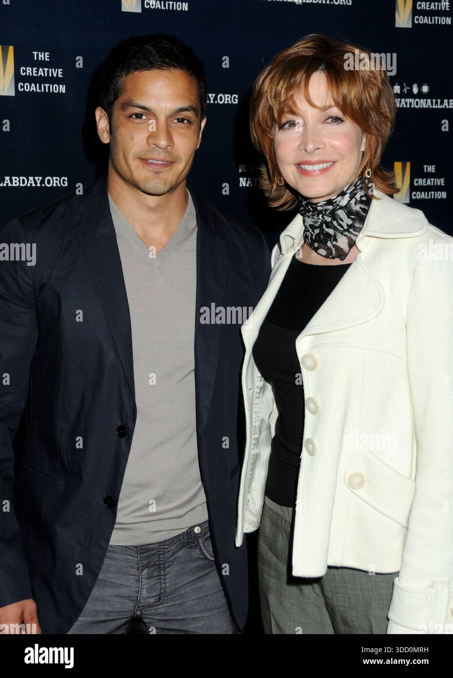 1. April 2010 – Los Angeles, Kalifornien – Nicholas Gonzalez und Sharon Lawrence. Die Creative Coalition startet den National Lab Day mit „Hollywood Experiments with Science“ im Luxe Hotel. Foto: Byron Purvis/AdMedia Stockfoto