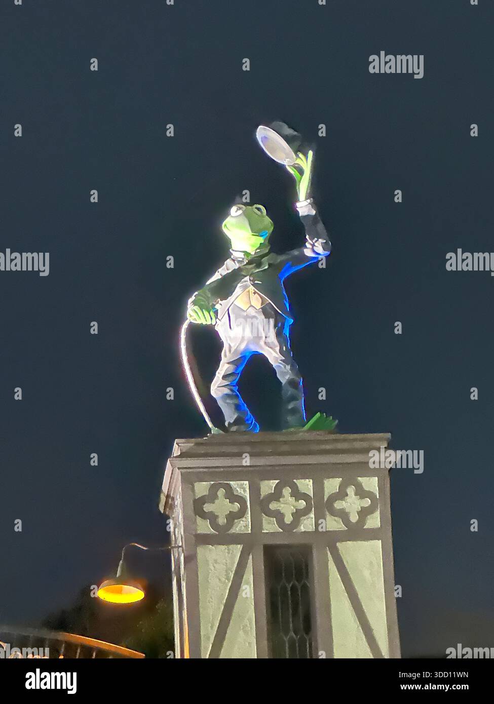 Die bekannte Statue von Kermit dem Frosch, gekleidet als Charlie Chaplin, auf dem historischen ehemaligen Gebäude der Jim Henson Studios in Hollywood, Kalifornien, fotografiert, bevor sie entfernt und in ein Puppenspielmuseum in Georgia verlegt wurde. Die skurrile Skulptur feierte sowohl Jim Hensons Vermächtnis als auch die Stummfilmtradition Charlie Chaplins und war ein Wahrzeichen in Hollywood über dem Studio, das einst die Muppet Show, die SesamStreet-Schöpfer und früher Charlie Chaplins eigene Filmbetriebe beherbergte. Stockfoto