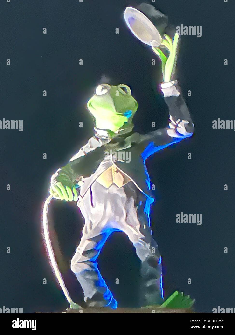 Die bekannte Statue von Kermit dem Frosch, gekleidet als Charlie Chaplin, auf dem historischen ehemaligen Gebäude der Jim Henson Studios in Hollywood, Kalifornien, fotografiert, bevor sie entfernt und in ein Puppenspielmuseum in Georgia verlegt wurde. Die skurrile Skulptur feierte sowohl Jim Hensons Vermächtnis als auch die Stummfilmtradition Charlie Chaplins und war ein Wahrzeichen in Hollywood über dem Studio, das einst die Muppet Show, die SesamStreet-Schöpfer und früher Charlie Chaplins eigene Filmbetriebe beherbergte. Stockfoto