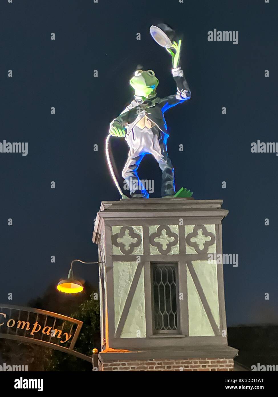 Die bekannte Statue von Kermit dem Frosch, gekleidet als Charlie Chaplin, auf dem historischen ehemaligen Gebäude der Jim Henson Studios in Hollywood, Kalifornien, fotografiert, bevor sie entfernt und in ein Puppenspielmuseum in Georgia verlegt wurde. Die skurrile Skulptur feierte sowohl Jim Hensons Vermächtnis als auch die Stummfilmtradition Charlie Chaplins und war ein Wahrzeichen in Hollywood über dem Studio, das einst die Muppet Show, die SesamStreet-Schöpfer und früher Charlie Chaplins eigene Filmbetriebe beherbergte. Stockfoto