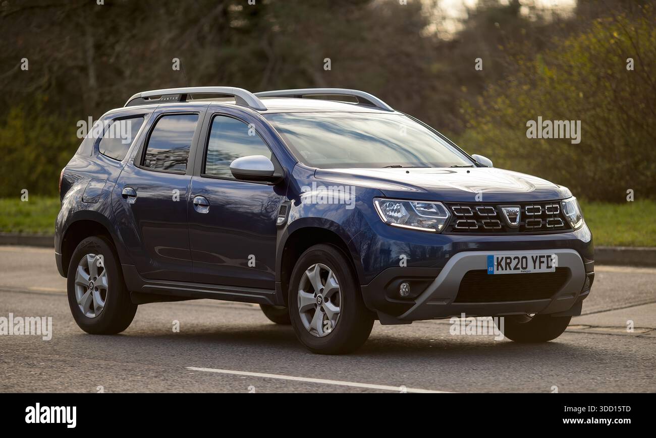 Milton Keynes, Bucks, Großbritannien - 15. Dezember 2025: 2020 blauer Dacia Duster SUV auf einer britischen Straße Stockfoto