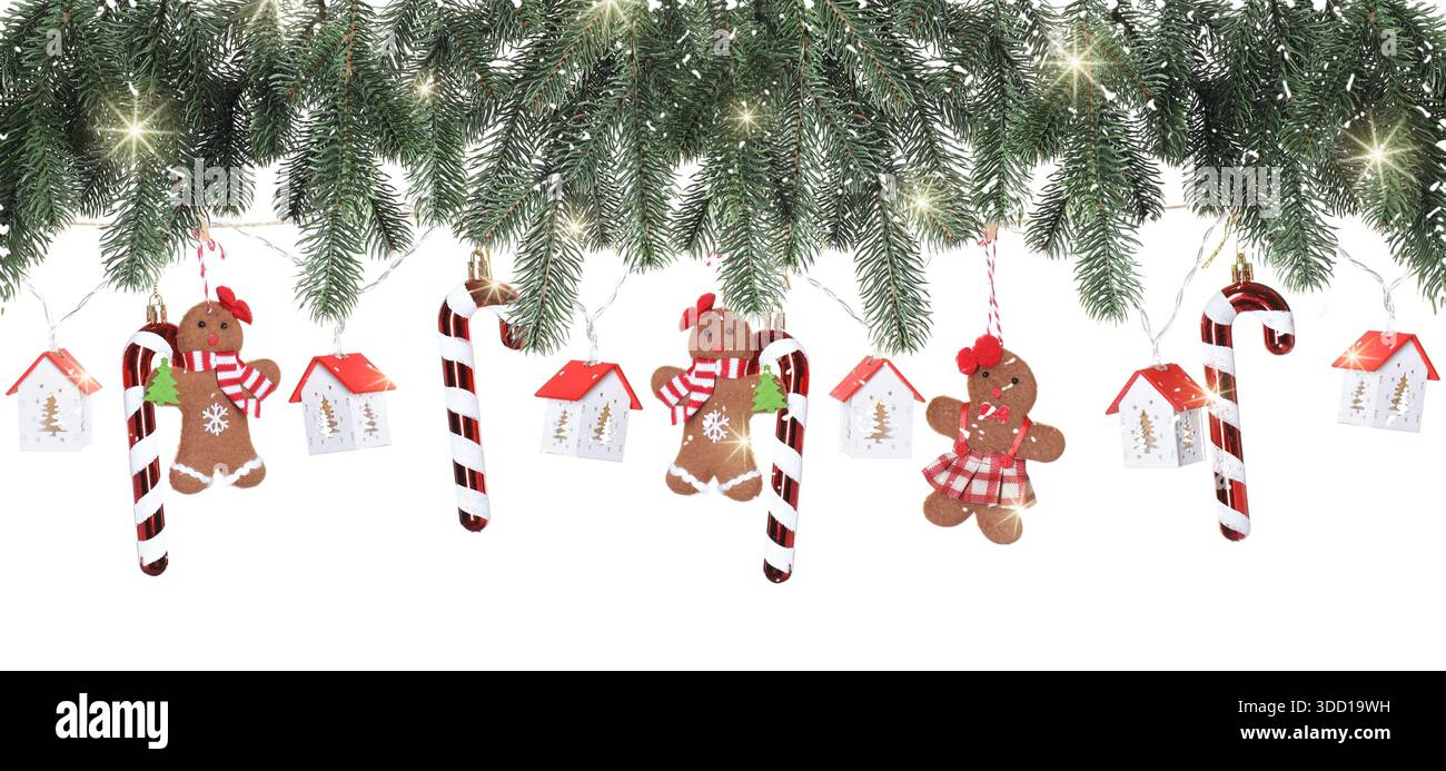 Wunderschönes Weihnachtsdekor und Tannenzweige auf weißem Hintergrund. Bannerdesign Stockfoto