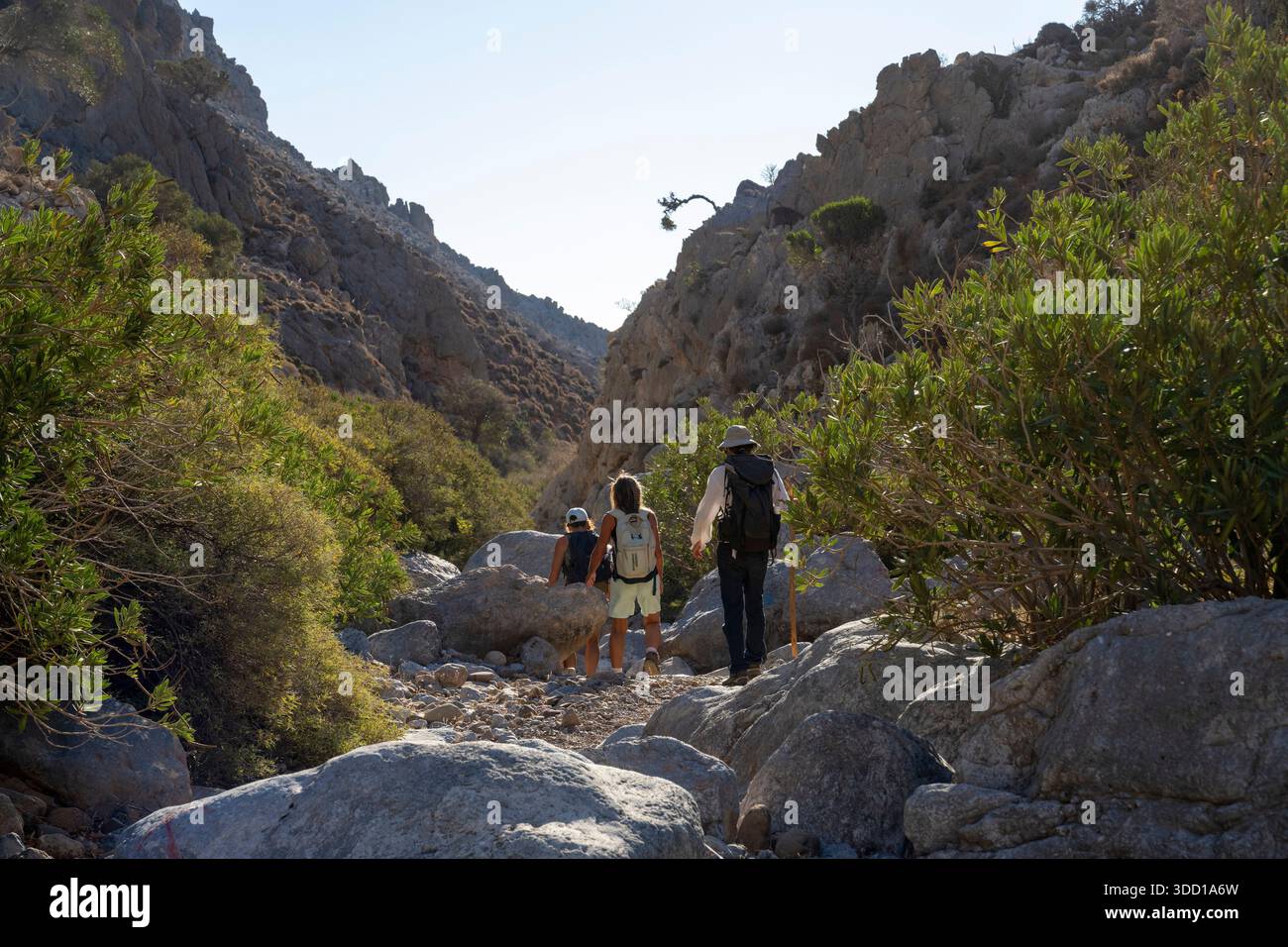 Wanderer auf einem zerklüfteten Bergweg Stockfoto
