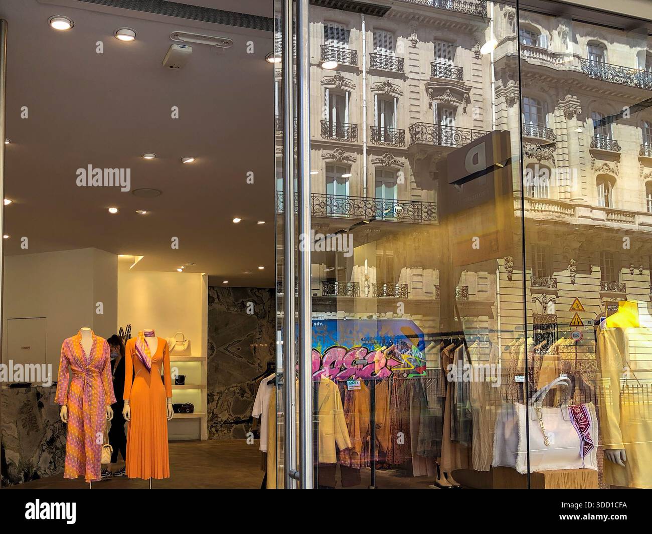 Paris, Frankreich, lokales französisches Bekleidungsgeschäft vorne, offene Tür, « Sandro' Stockfoto