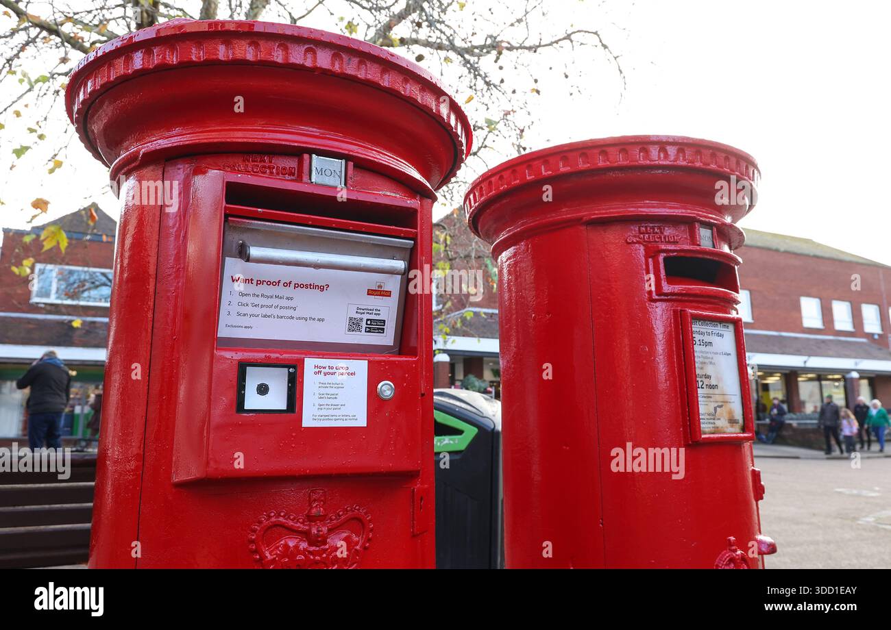 Royal Mail Paketpostfach neben einem Standard-Briefpostfach. Stockfoto