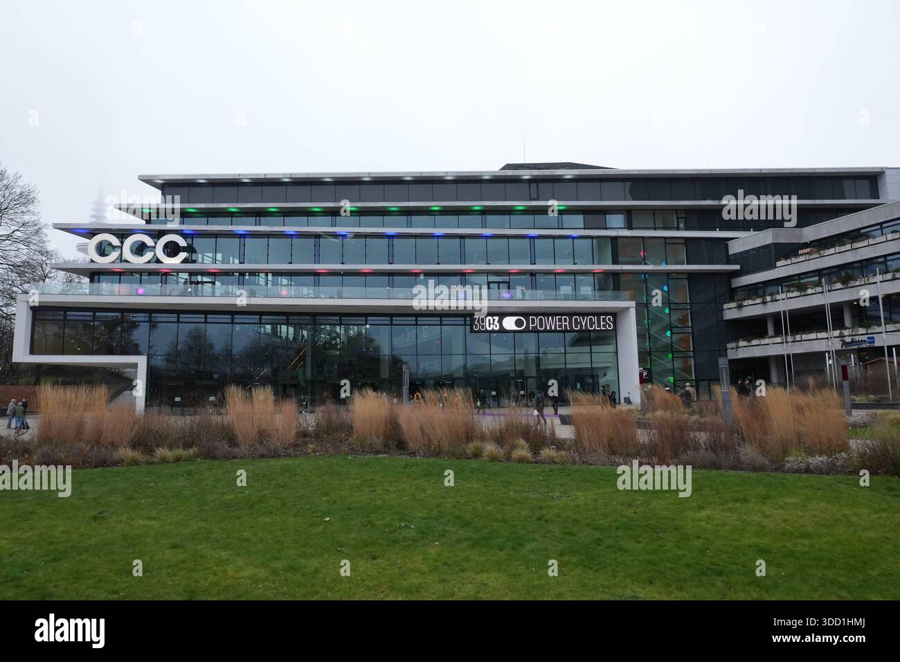 27.12.2025 39. Chaos Communication Congress vom Chaos Computer Club im Congress Center Hamburg der Eingangsbereich zum CCH. Oben Links: Das H im Logo wurde entsprechend der Veranstaltung umgestaltet, so der Schriftzug CCC zu sehen ist. Unten rechts: Das Motto des 39C3: Power Cycles. Hamburg Hamburg Deutschland *** 27 12 2025 39 Chaos Communication Congress des Chaos Computer Clubs im Congress Center Hamburg der Eingangsbereich zum CCH oben links das H im Logo wurde passend zum Event neu gestaltet, so dass der CCC Schriftzug unten rechts zu sehen ist, unter dem Motto des 39C3 Power CYCL Stockfoto