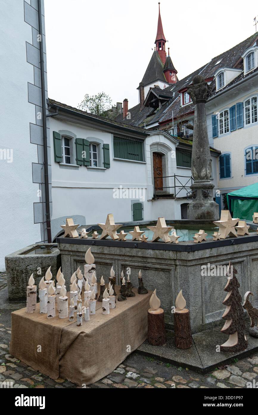 Bremgarten, Schweiz - 06.12.2025 Weihnachtsmarkt, Christchindli-Maert, Historisches Handwerk, Weihnachtsdekoration aus Holz, Wasser Stockfoto