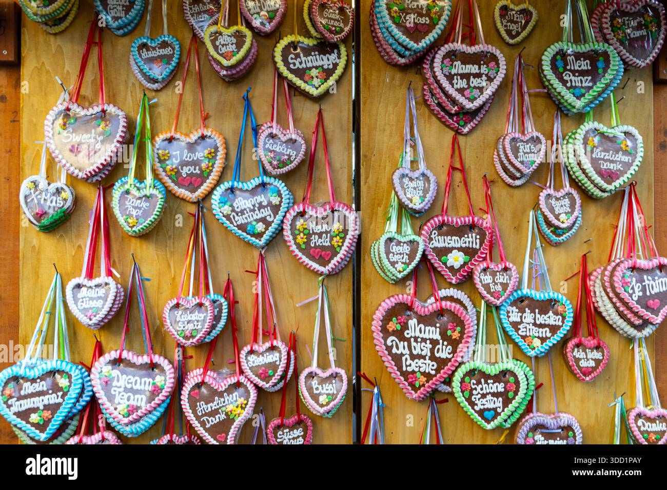Einsiedeln, Schweiz - 08.12.2025 Weihnachtsmarkt, Einsliedler Weihnachtsmarkt, Lebkuchenherzen Stockfoto