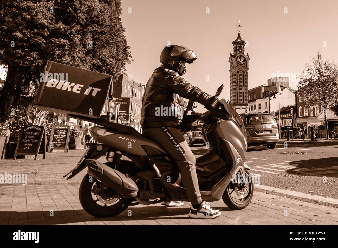 London UK, 24. Oktober 2025, man on Benzinmotor Scooter Home Delivery of Food Stockfoto