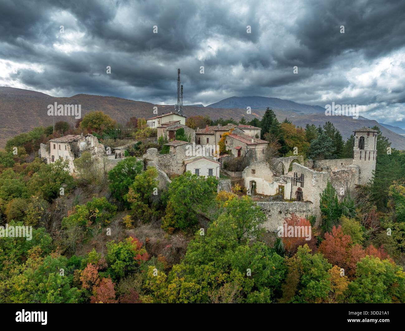 Blick aus der Vogelperspektive auf das mittelalterliche Castello Borgo in Italien L'Aquila mit Burgruinen, Stadttor Herbstfarbenem Laub Stockfoto