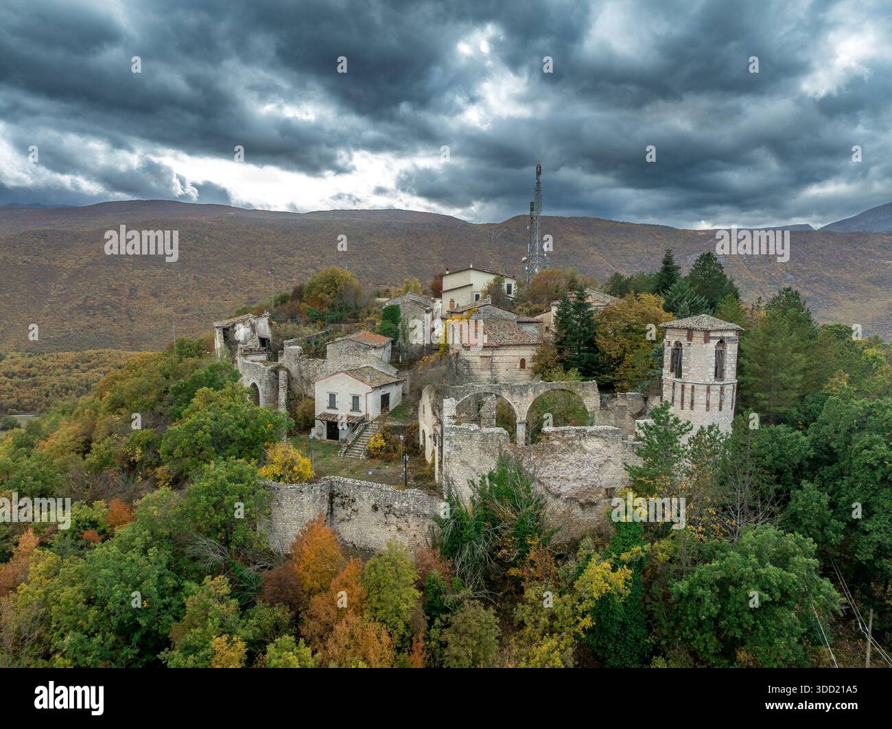 Blick aus der Vogelperspektive auf das mittelalterliche Castello Borgo in Italien L'Aquila mit Burgruinen, Stadttor Herbstfarbenem Laub Stockfoto