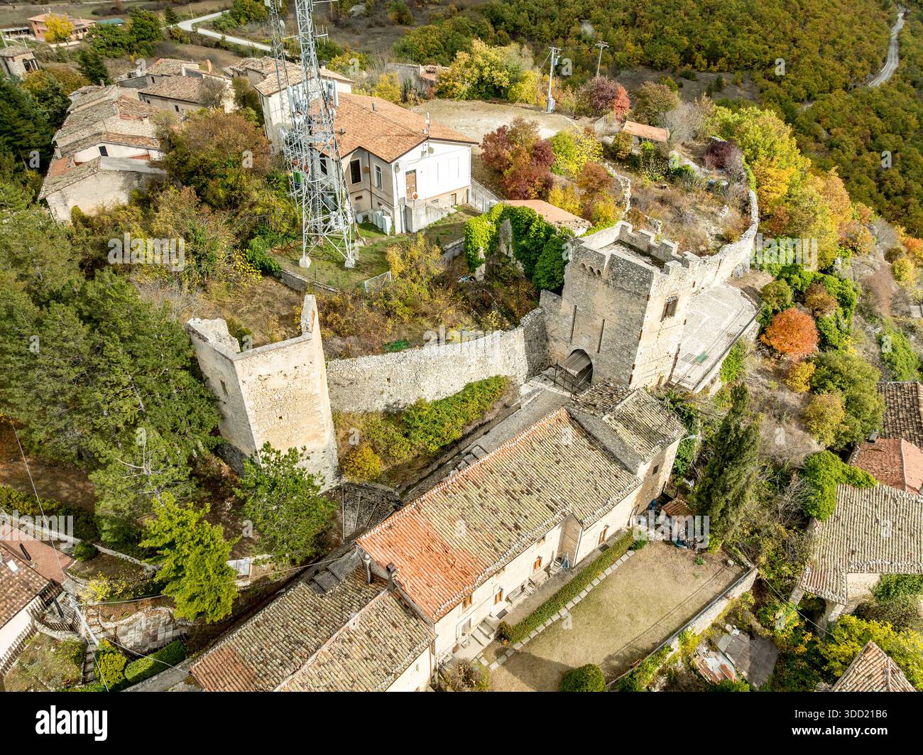Blick aus der Vogelperspektive auf das mittelalterliche Castello Borgo in Italien L'Aquila mit Burgruinen, Stadttor Herbstfarbenem Laub Stockfoto