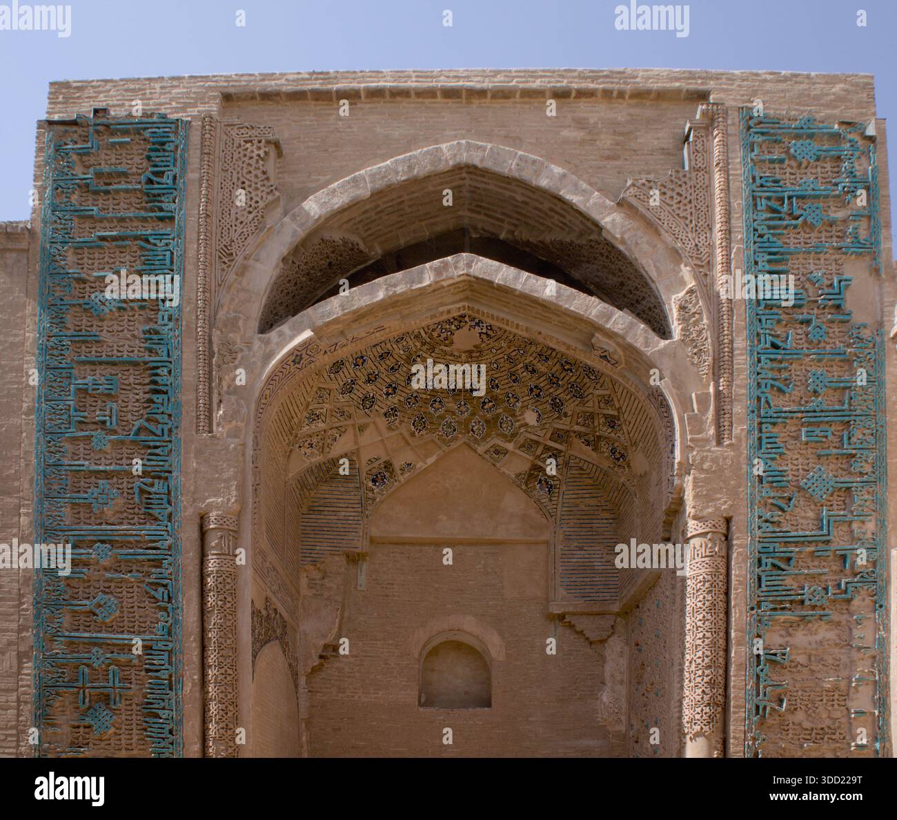 Haupteingang Portal der Großen Moschee von Herat Afghanistan – türkisfarbene glasierte Fliesen und Timurid-Ziegelwerk Detail Stockfoto