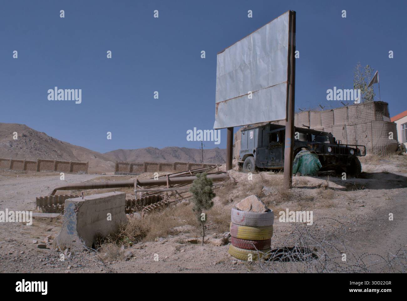 Military Checkpoint mit US Humvee und Metal Reklametafeln Afghanistan Taliban Era 2025 Stockfoto