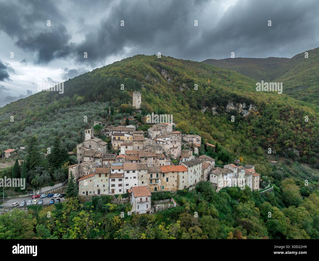 Blick aus der Vogelperspektive auf Castel San Angelo, kleines charmantes mittelalterliches Dorf auf einem Hügel mit einer Burgruine in der Region Latium Italien Stockfoto
