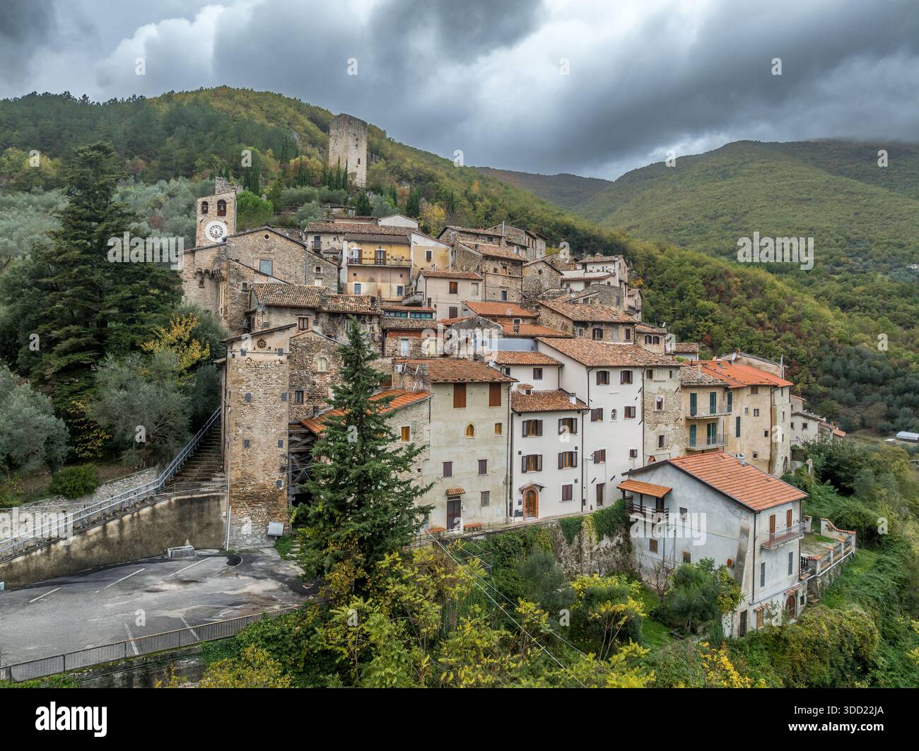 Blick aus der Vogelperspektive auf Castel San Angelo, kleines charmantes mittelalterliches Dorf auf einem Hügel mit einer Burgruine in der Region Latium Italien Stockfoto