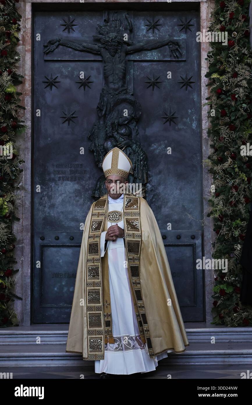 Die Schließung der Heiligen Pforte der Johanniskirche fand am samstag, dem 27. Dezember, statt, dem fest des Apostels und Evangelisten Johannes. Kardinal BALDASSARE REINA, Generalvikar von Rom und Erzpriester der Basilika, leitet den Ritus und die Messe in Rom, italien. Dezember 2025. © EvandroInetti_Via ZUMA Wire (Foto: © Evandro Inetti/ZUMA Press Wire) NUR REDAKTIONELLE VERWENDUNG! Nicht für kommerzielle ZWECKE! Quelle: ZUMA Press, Inc./Alamy Live News Stockfoto