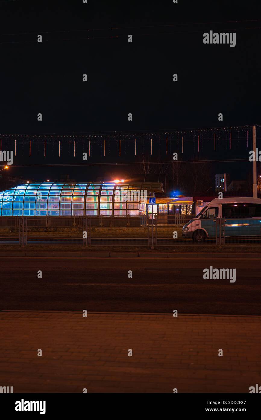 Nachtdurchgangspavillon und Minibus in einer ruhigen Straße in Minsk, Weißrussland Stockfoto