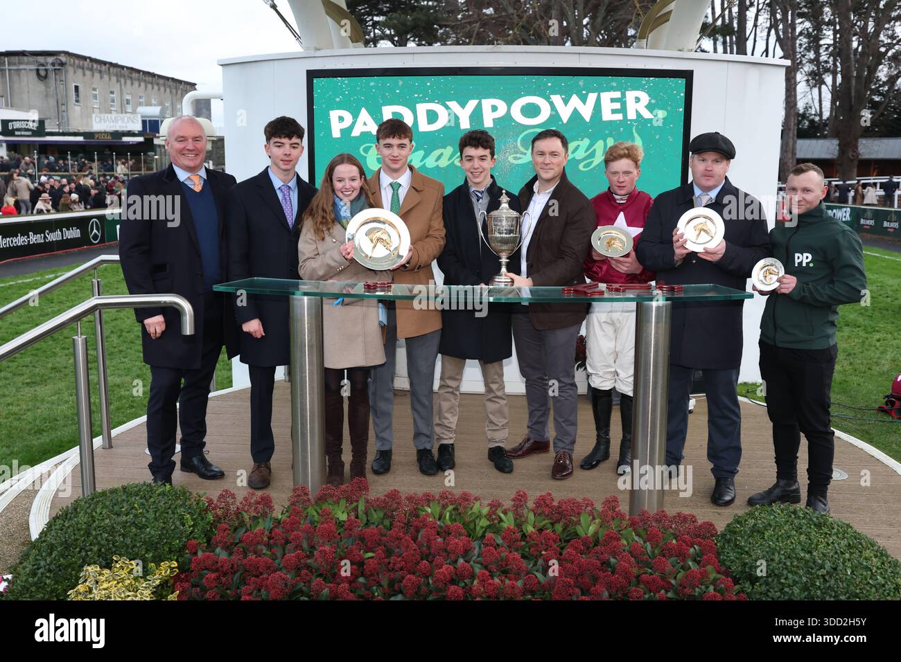 Jockey Sam Ewing (3. Rechts) mit Trainer Gordon Elliott (2. Rechts), nachdem er Favori de Champdou zum Sieg in der Paddy Power Chase (Extended Handicap Chase) (0-150) (gelistet) (Klasse 1) auf der Leopardstown Racecourse in Dublin gefahren war. Bilddatum: Samstag, 27. Dezember 2025. Stockfoto