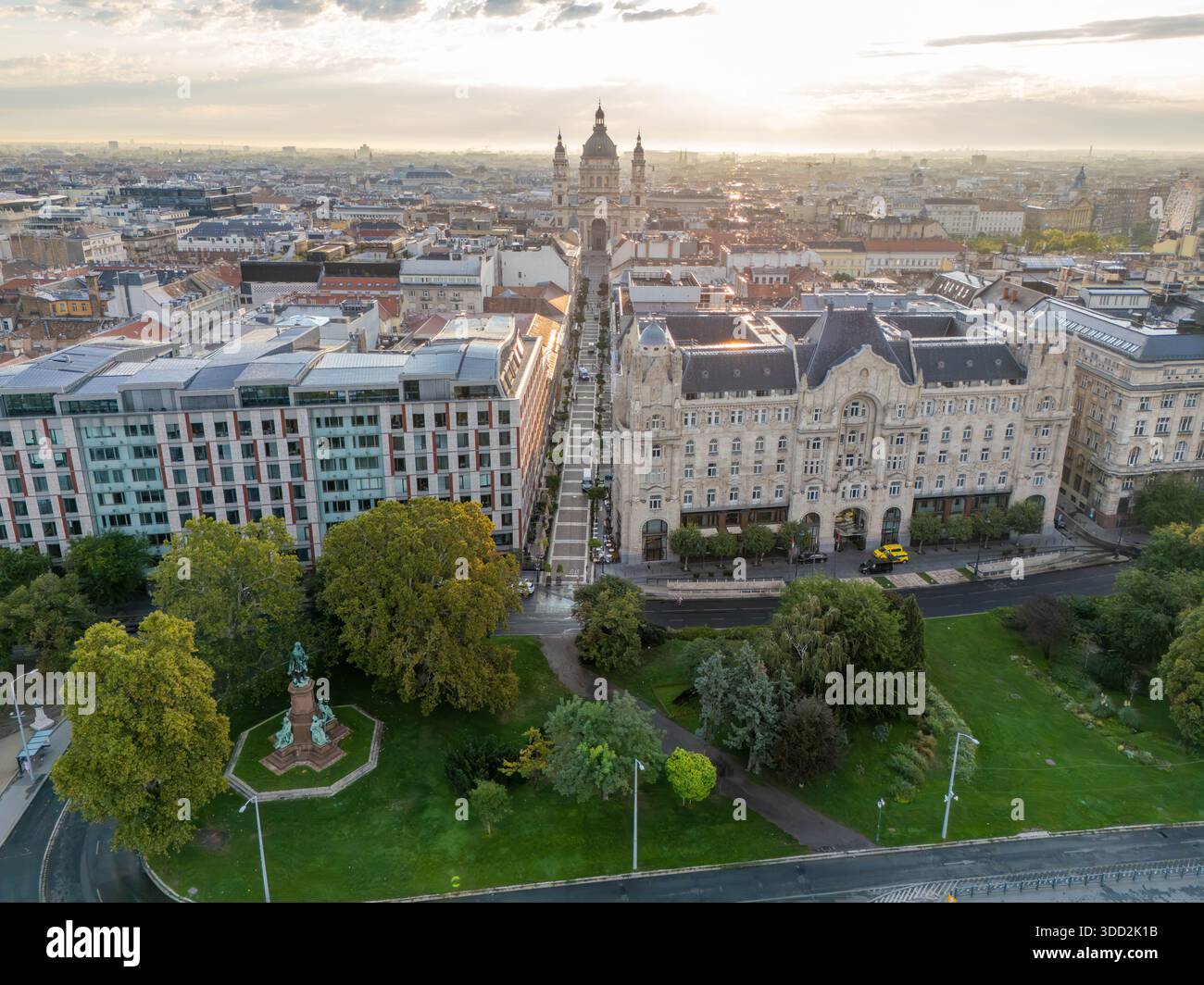 Aus der Vogelperspektive von Budapest und dem Stephansdom, wenn die Sonne in Ungarn aufgeht Stockfoto